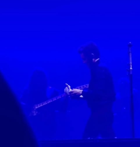 Brandon Flowers con muñeco de doctor Simi