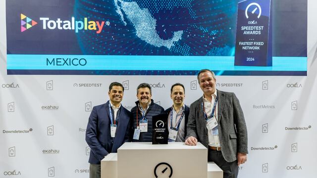 Eduardo Kuri recibe el premio Ookla en el Mobile World Congress 2025
