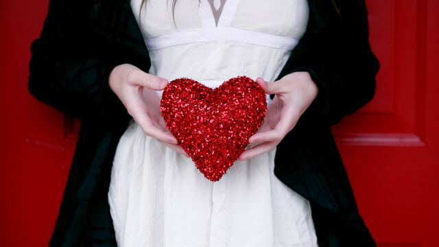 Mujer con un corazón en sus manos