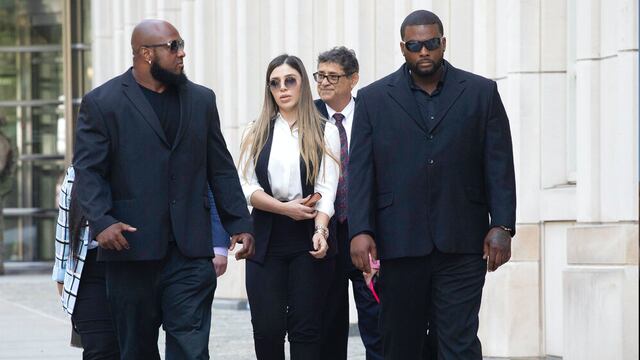 Ishmael Bailey, policía de la ciudad de Nueva York y escolta de Emma Coronel (derecha).