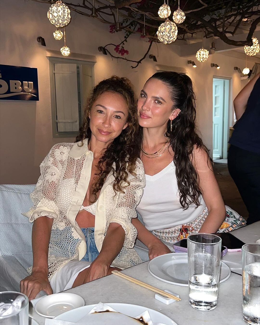 Maya Henry con su mamá.