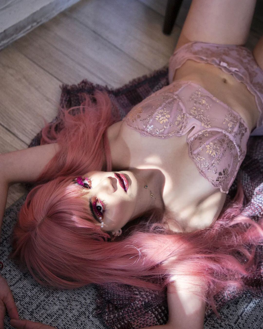 Cinthia Aparicio se muestra como una sexy Barbie.
