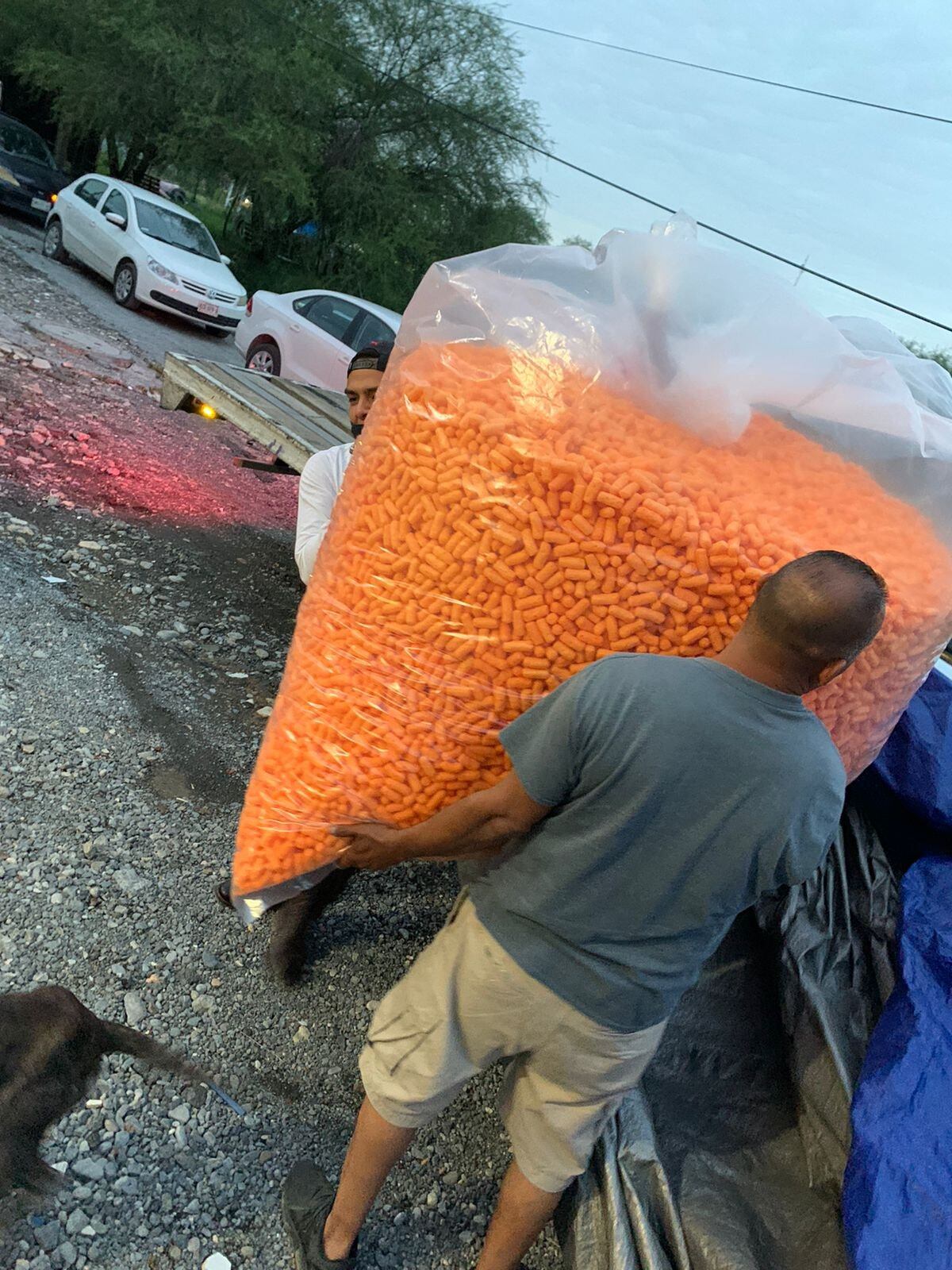 Amigos le regalan a su amiga su peso en Cheetos
