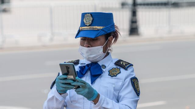 Policía con un celular