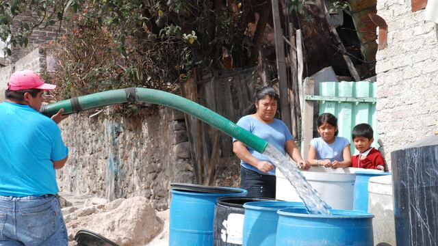 Pipas de agua en Ecatepec. Anuncian megacorte en Edomex.