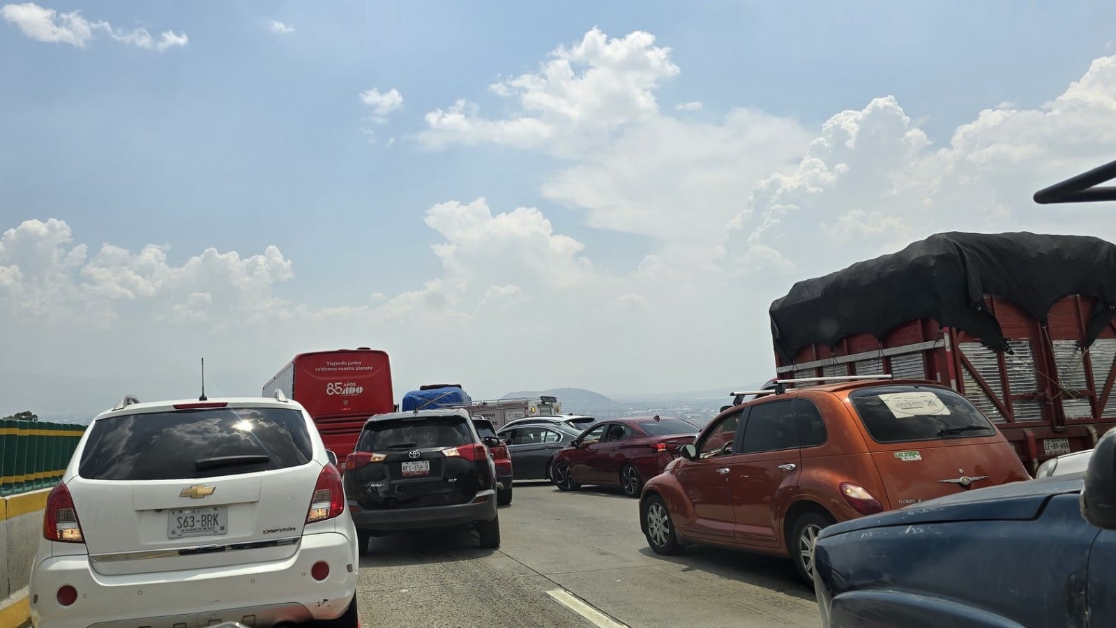 Autopista México-Puebla: Volcadura e incendio de pipa de diésel causa cierre total a la circulación.
