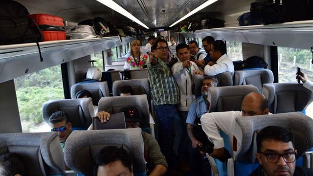 Ciudadanos cantan el himno nacional en la inauguración del tren maya