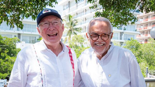 Miguel Ángel Navarro Quintero, gobernador de Nayarit, y Ken Salazar, embajador de Estados Unidos.