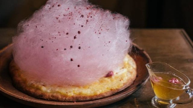 El algodón se debe rociar un jarabe de miel y jengibre para darle ese toque especial.