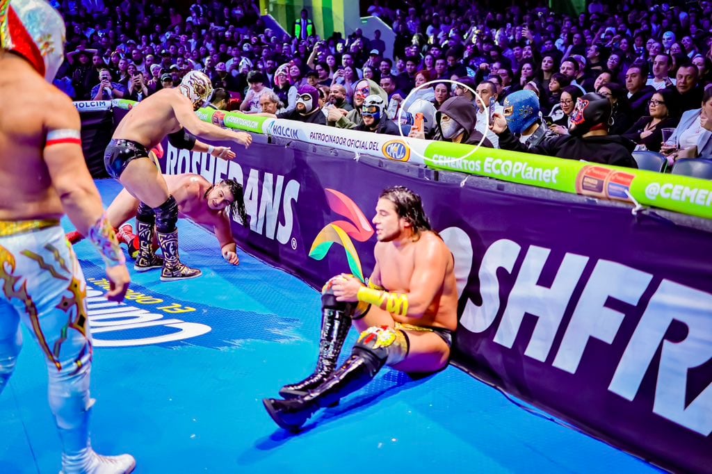 Bad Bunny sorprende al público al salir con máscara de Místico en la Arena México