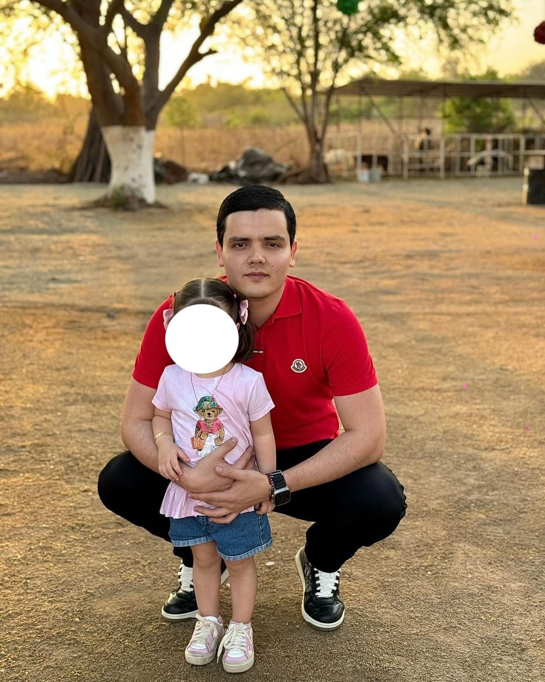 Kevin Castro con su hija.