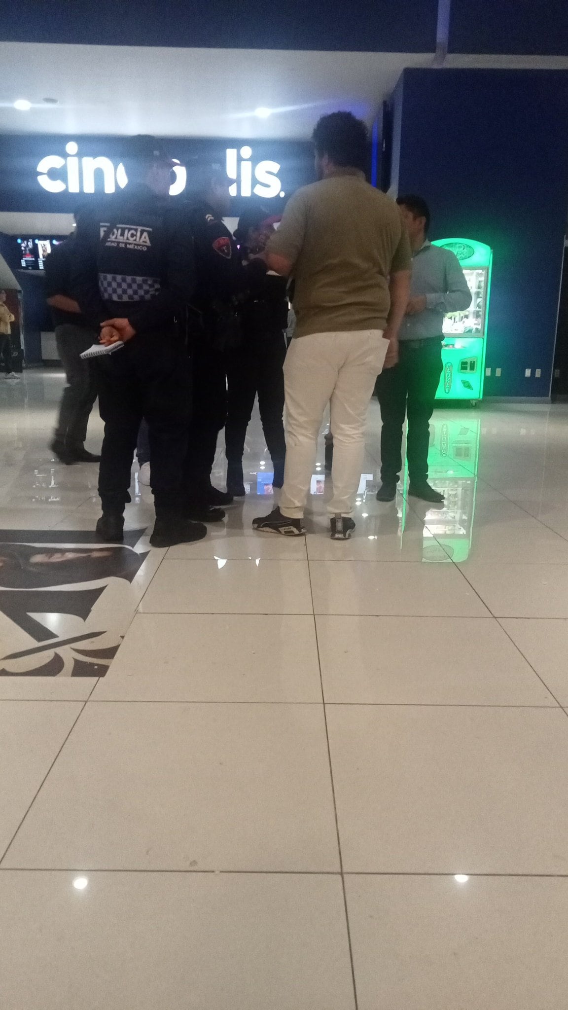 Policías acuden a Cinépolis Universidad por pelea
