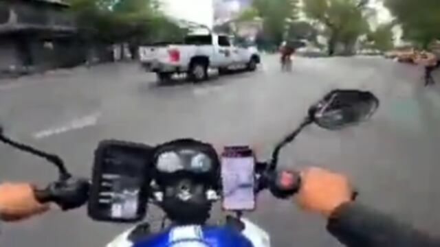 Funcionario de la Fiscalía atropellando a ciclista en CDMX