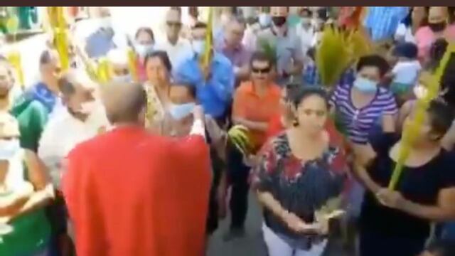 Sacerdote arranca cubrebocas en Honduras