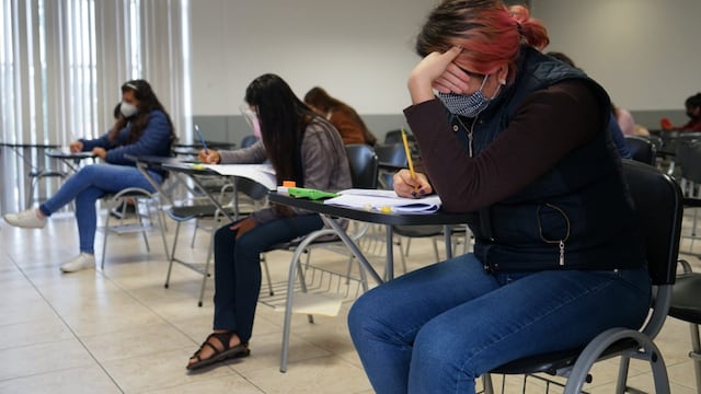 Una aspirante a la carrera de Medicina fue descubierta grabando el examen de admisión con unos lentes con cámara