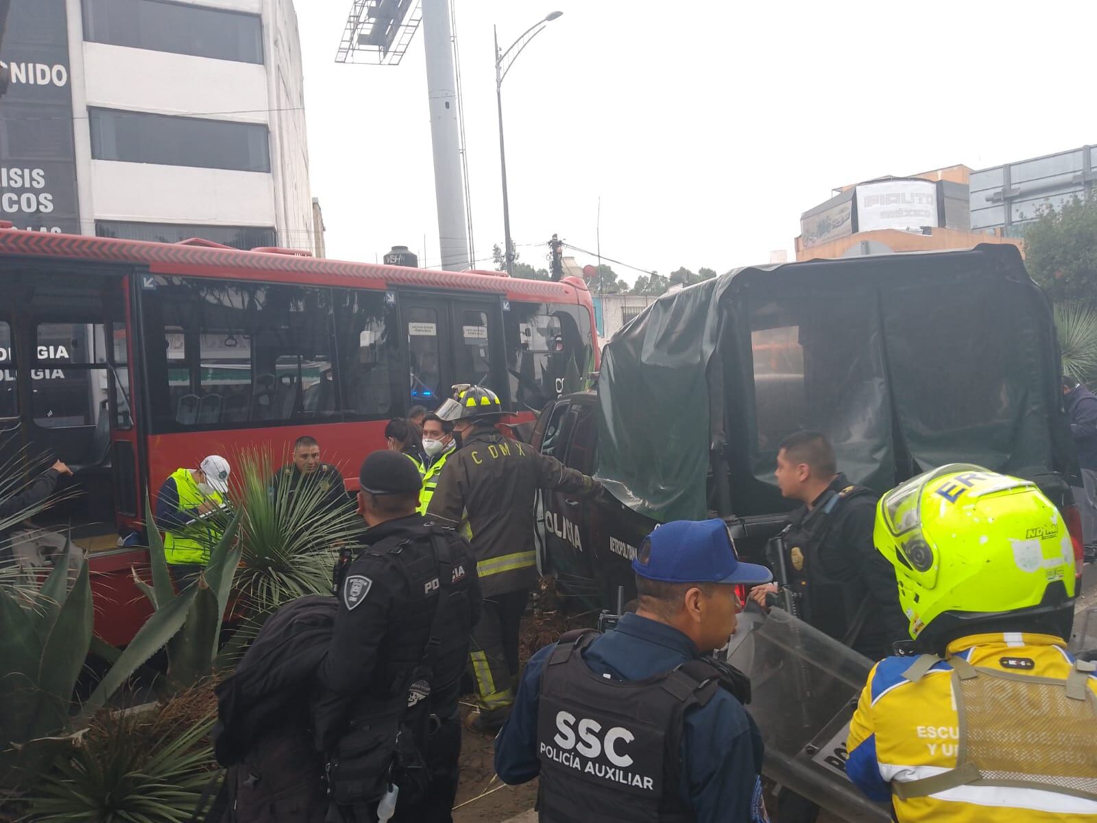 Metrobús choca con patrulla de CDMX en Eje 3 y Tepetlapa, Coyoacán