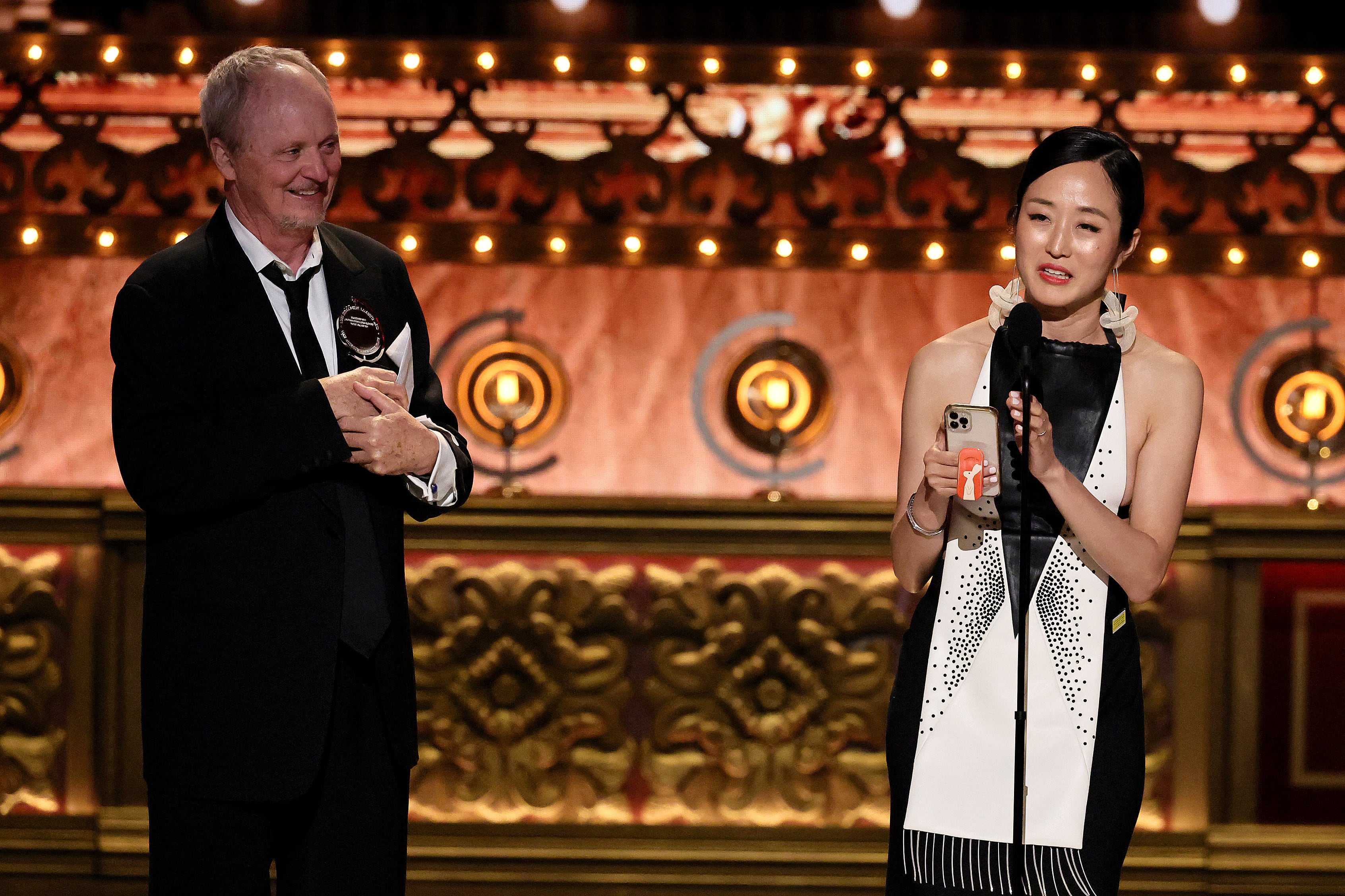 Brian MacDevitt y Hana S. Kim, ganadores Premios Tony 2024