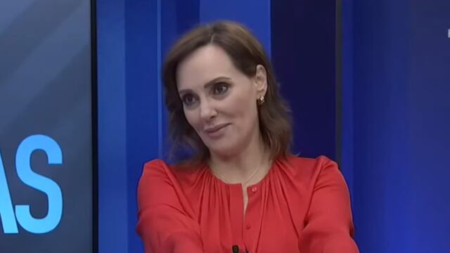 Lilly Téllez llega al noticiero de Ciro Gómez Leyva con todo y canasta de regalos
