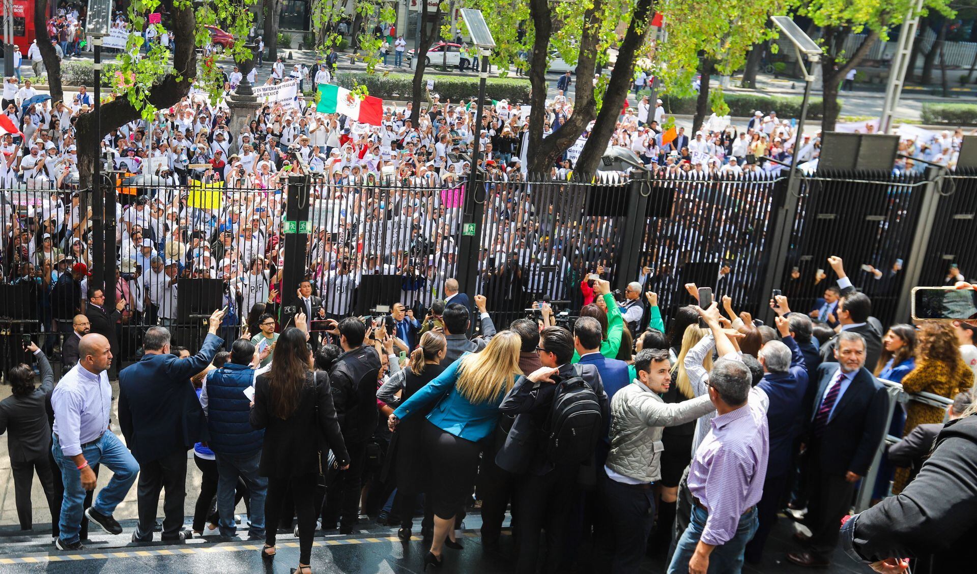 Trabajadores del Poder Judicial de la Federación protestan frente al Senado de México