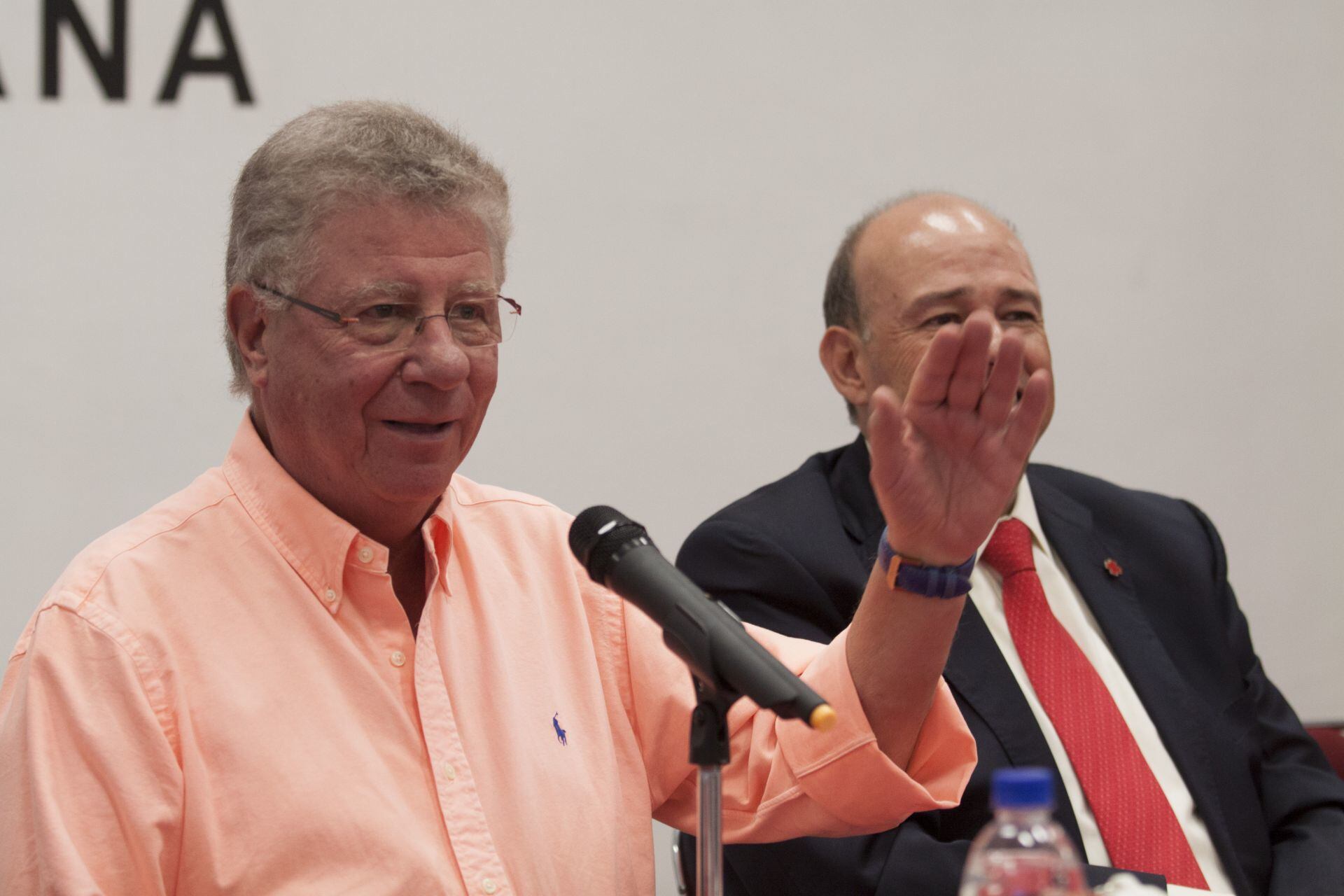 Carlos Alazraki, publicista y Fernando Suinaga Cárdenas, presidente de la Cruz Roja.