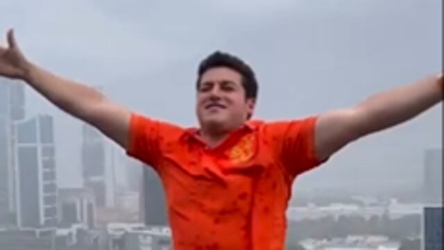 Samuel García se baña bajo la lluvia en Nuevo León