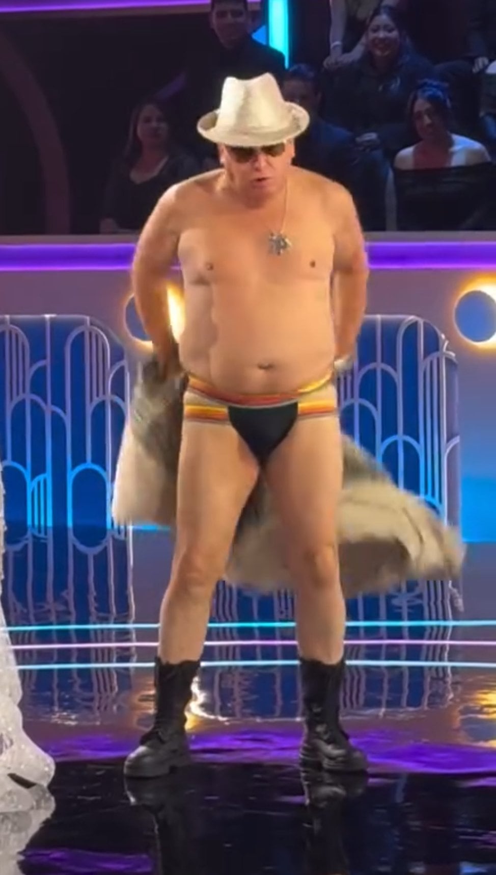 Mario Bezares en tanga en La Casa de los Famosos México 2025.