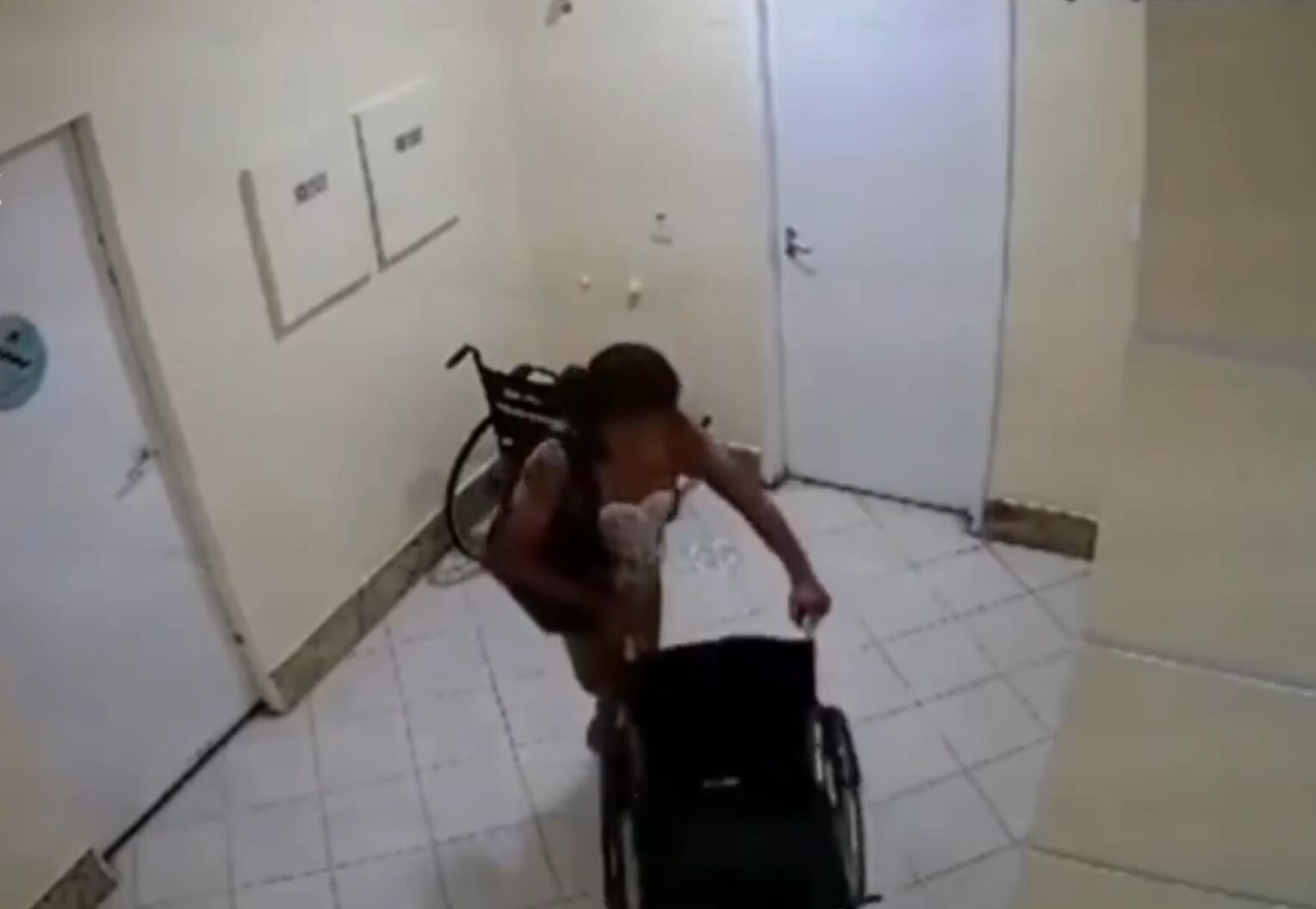 Mujer que llevó a su tío al banco a sacar un préstamo