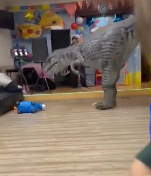 Botarga de dinosaurio en fiesta infantil