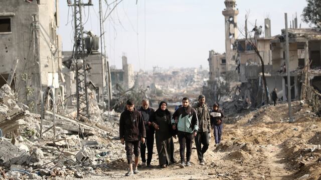 Palestinos salen a la calle tras fuertes bombardeos israelíes en Nuseirat