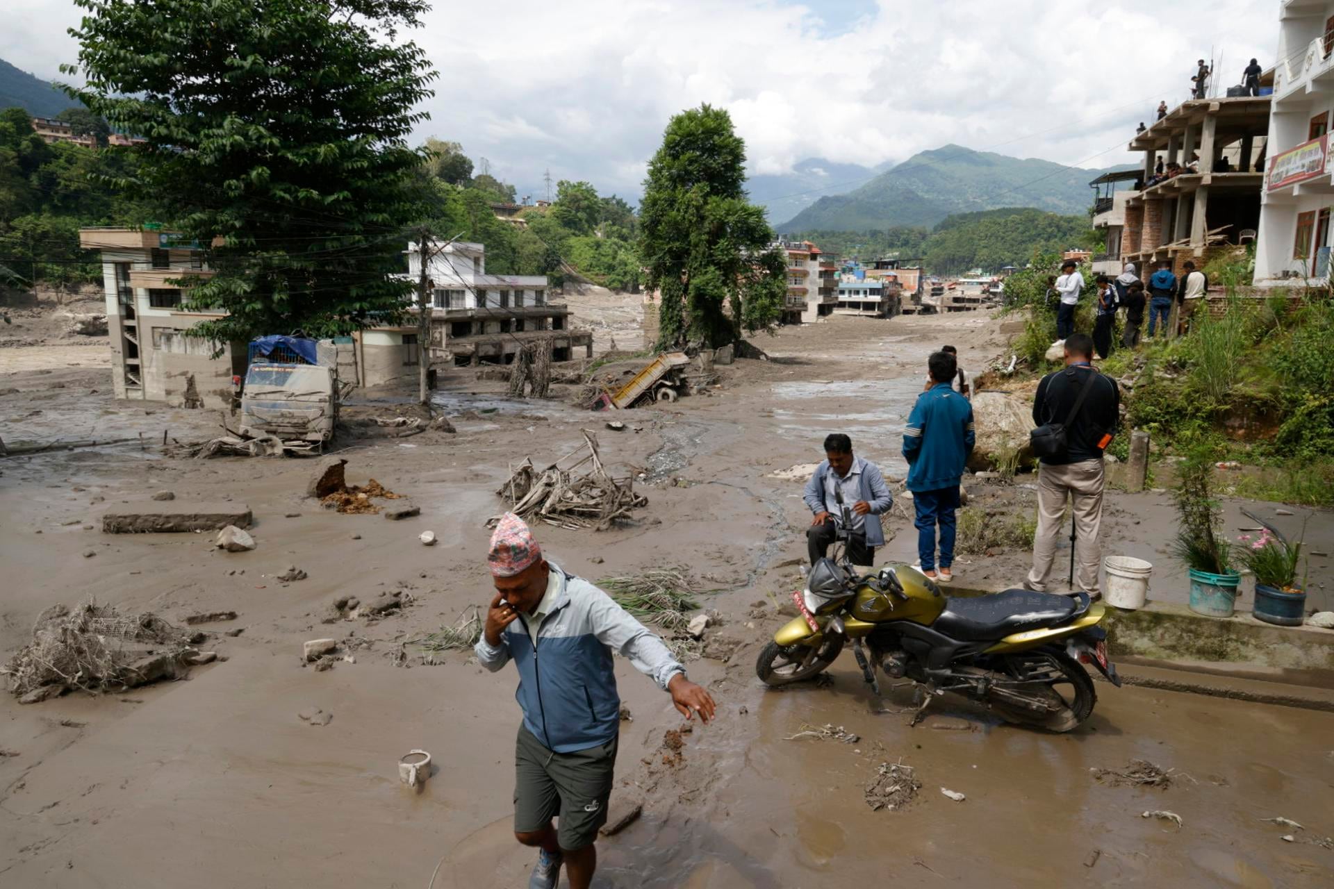 Inundación en Nepal deja al menos 22 muertos y 384 desaparecidos tras desbordamiento de río