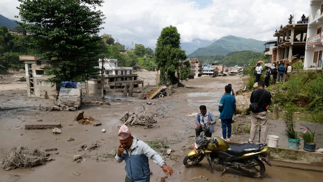 Inundación en Nepal deja al menos 22 muertos y 384 desaparecidos tras desbordamiento de río