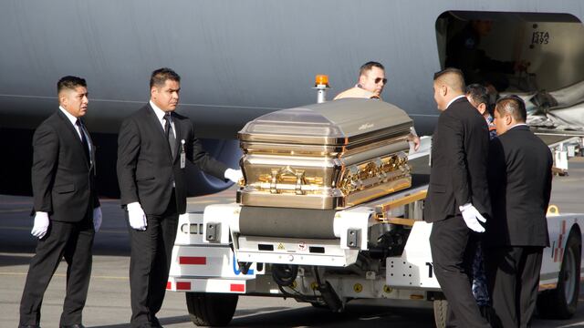 Féretro donde viajan las cenizas de José José