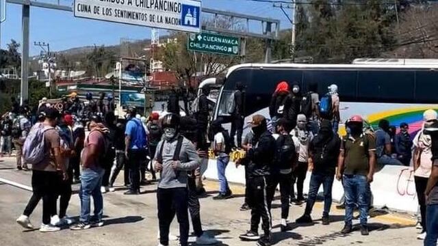 Normalistas de Ayotzinapa instalan protesta en la Autopista del Sol