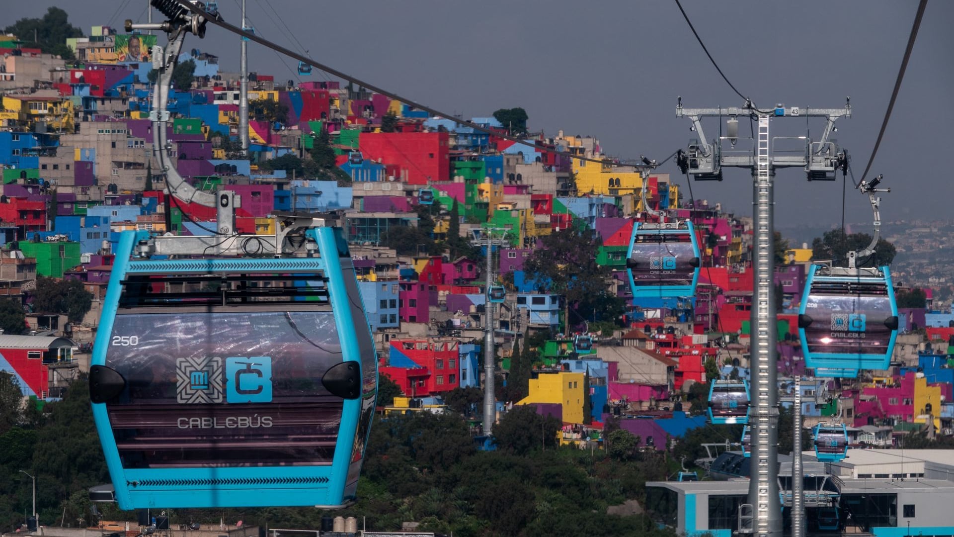 Claudia Sheinbaum y Antonio Attolini comparan el cablebús de Iztapalapa con el teleférico de Colorado