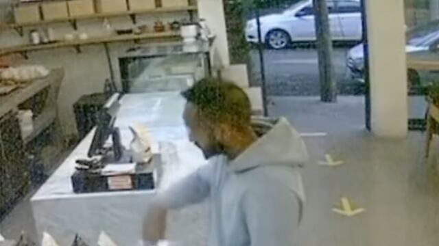 Roba del bote de propinas un billete falso