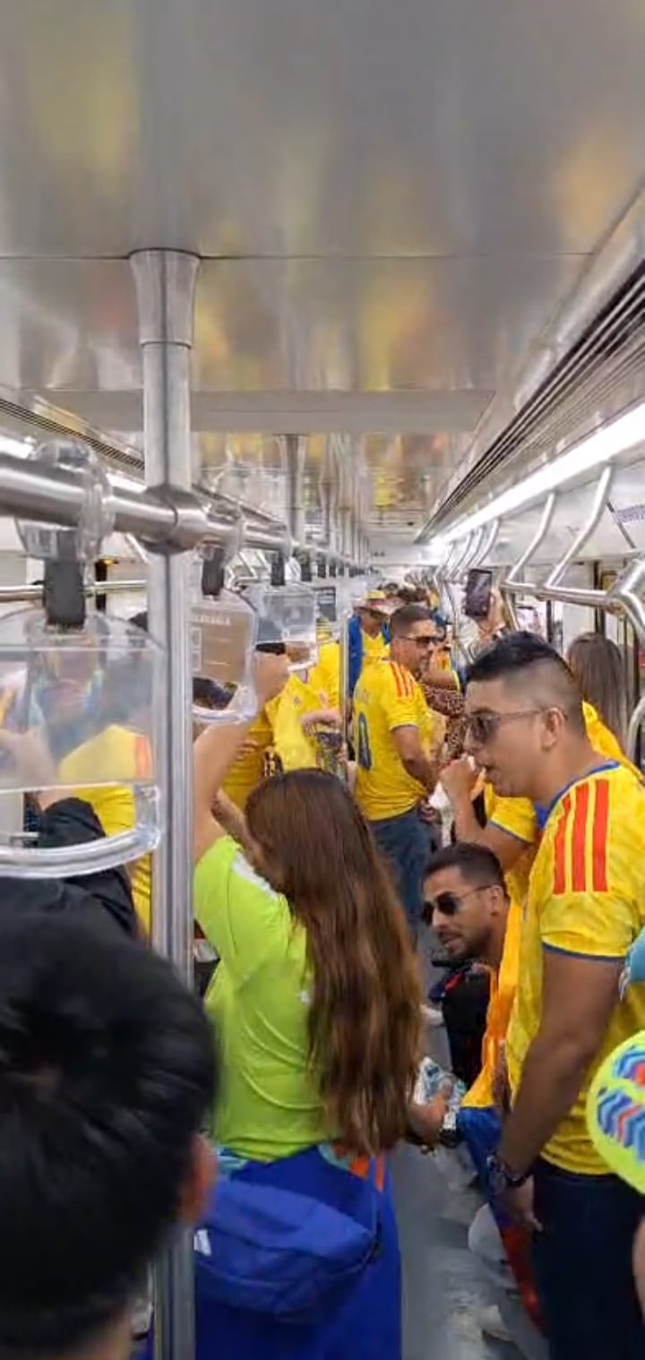 Fiebre colombiana invade el Tren Ligero rumbo al Estadio Banorte