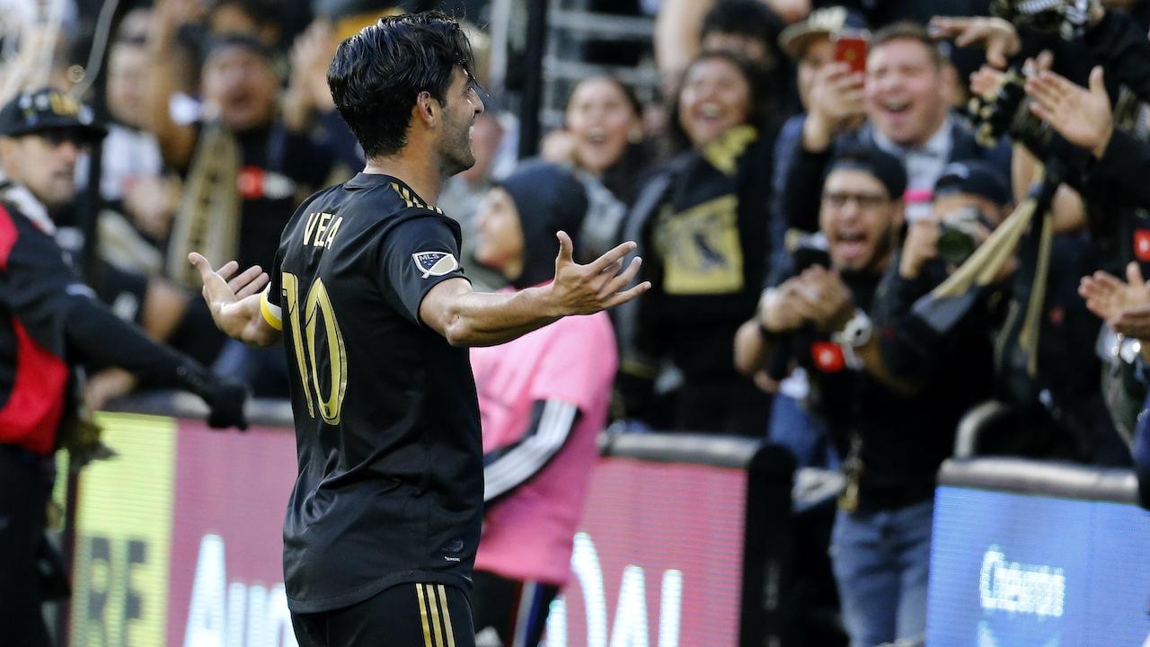 Vela celebra ante la afición del LAFC
