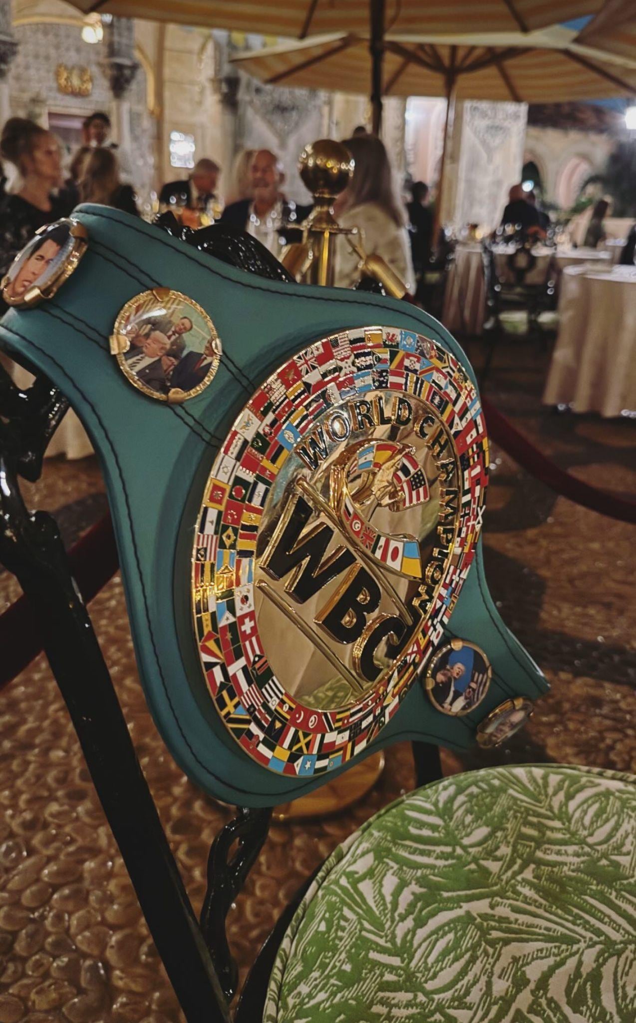 Sylvester Stallone regala el cinturón verde de boxeo a Donald Trump
