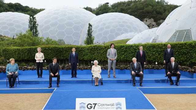 Isabel II bromea con líderes del G7