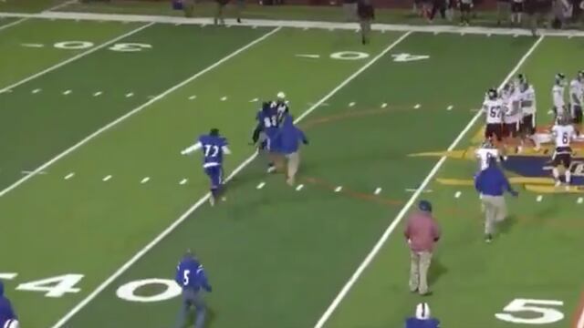 Jugador tacklea a árbitro