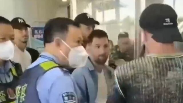 Lionel Messi fue detenido en su arribo a China por las autoridades migratorias.