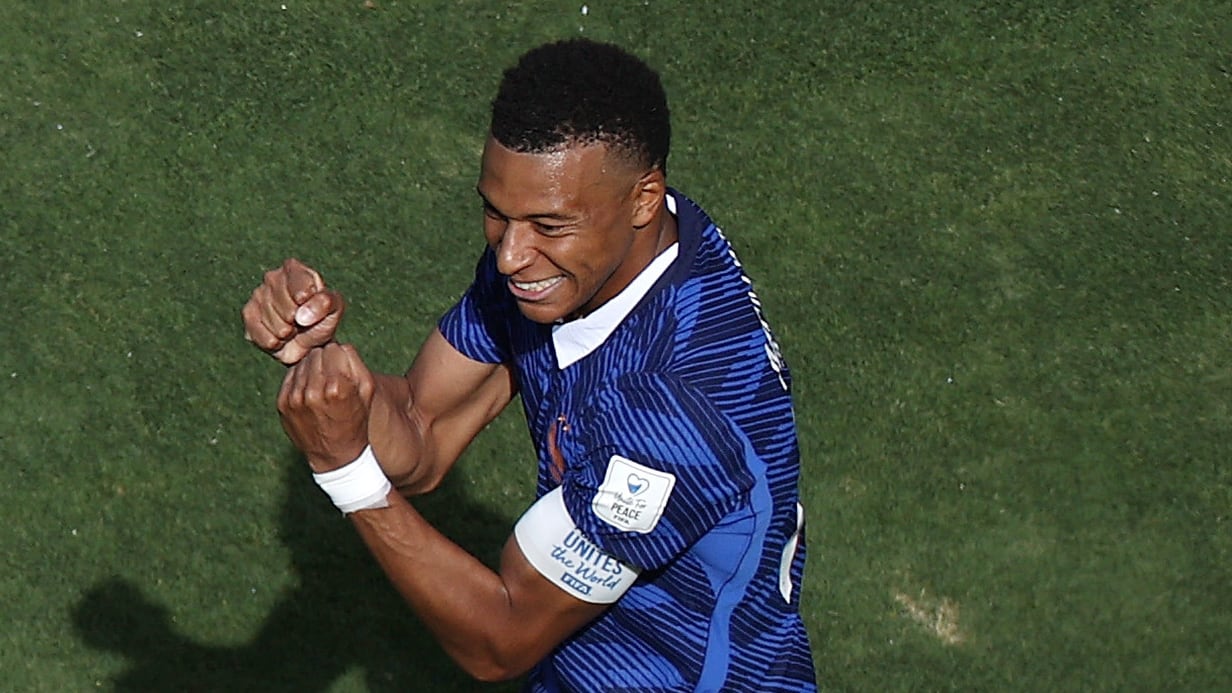 Kylian Mbappé marcó doblete a Senegal y superó los 12 goles que hizo Pelé el Mundiales.