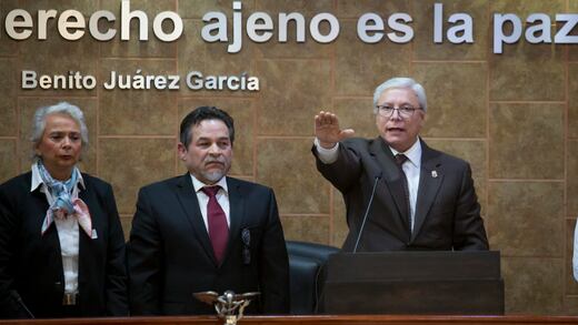 Bonilla toma protesta como gobernador de Baja California; "se acabó la corrupción", dice