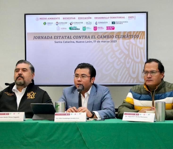 Félix Arratia, ex titular de medio ambiente, flanqueado por Javier Pérez Sagaón y Agustín Ávila, funcionarios de esa dependencia del gobierno de NL