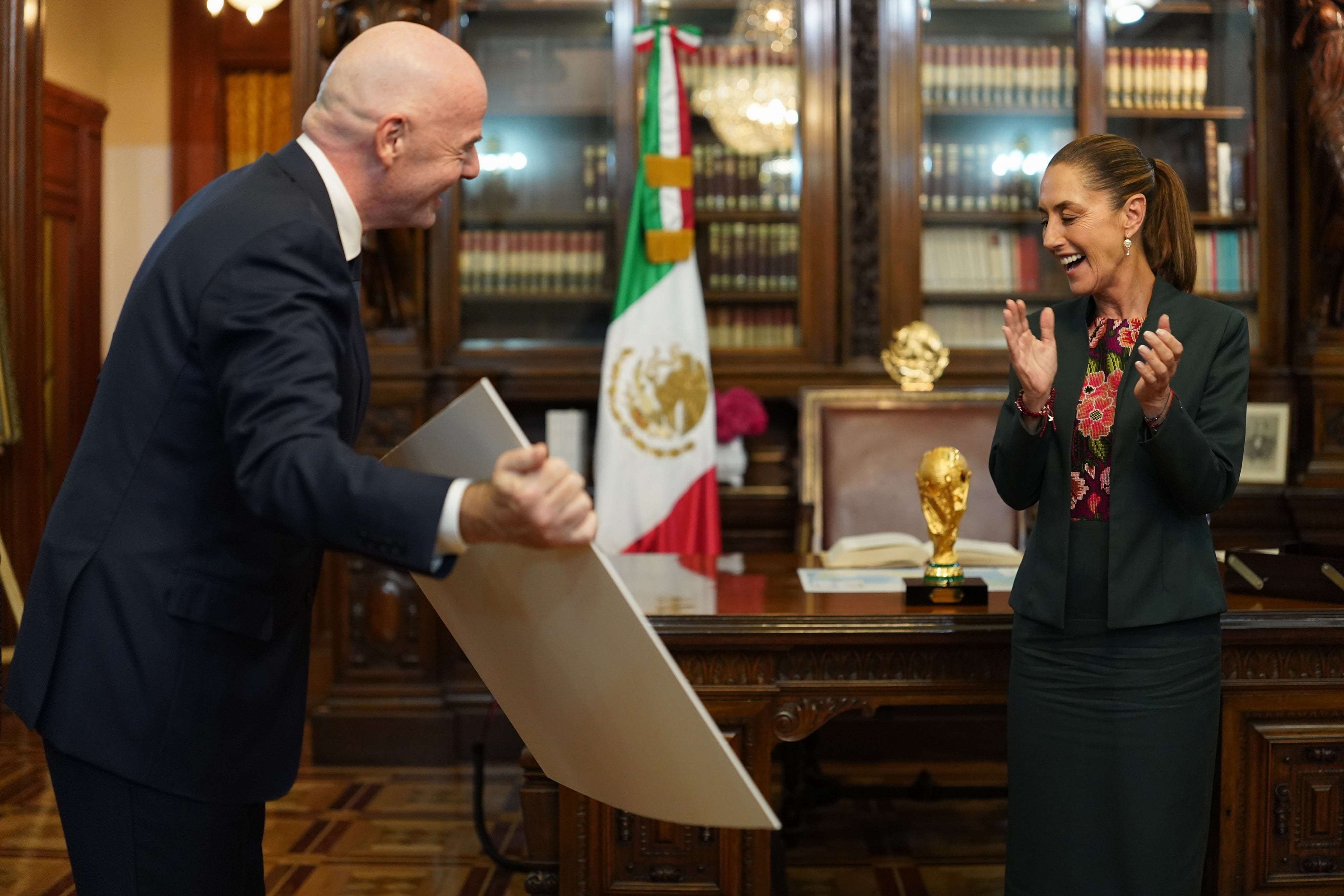 Sheinbaum e Infantino se reúnen en México por la organización del Mundial 2026