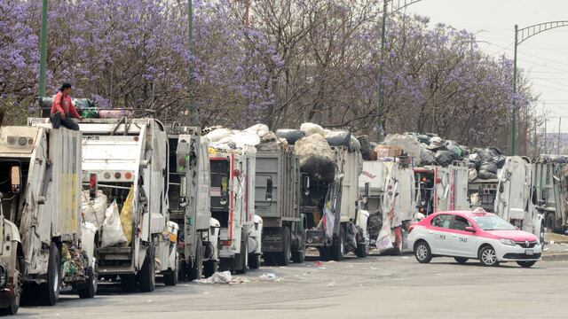 Decenas de camiones de basura hacen fila para depositar su contenido en una instalación de la Central de Abasto.