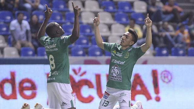 León festejó su triunfo mirando al cielo.