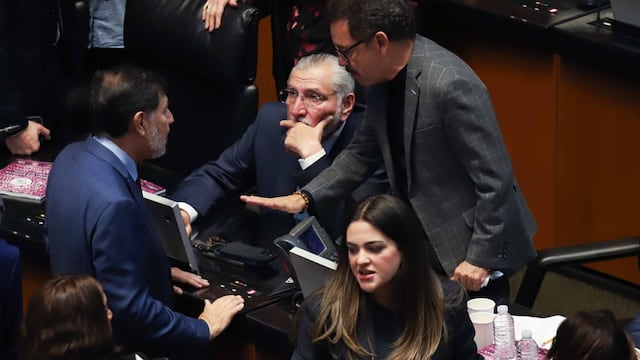 Los senadores Gerardo Fernández Noroña, Adán Augusto e Ignacio Mier conversaron durante la Sesión Ordinaria en el Senado de la República