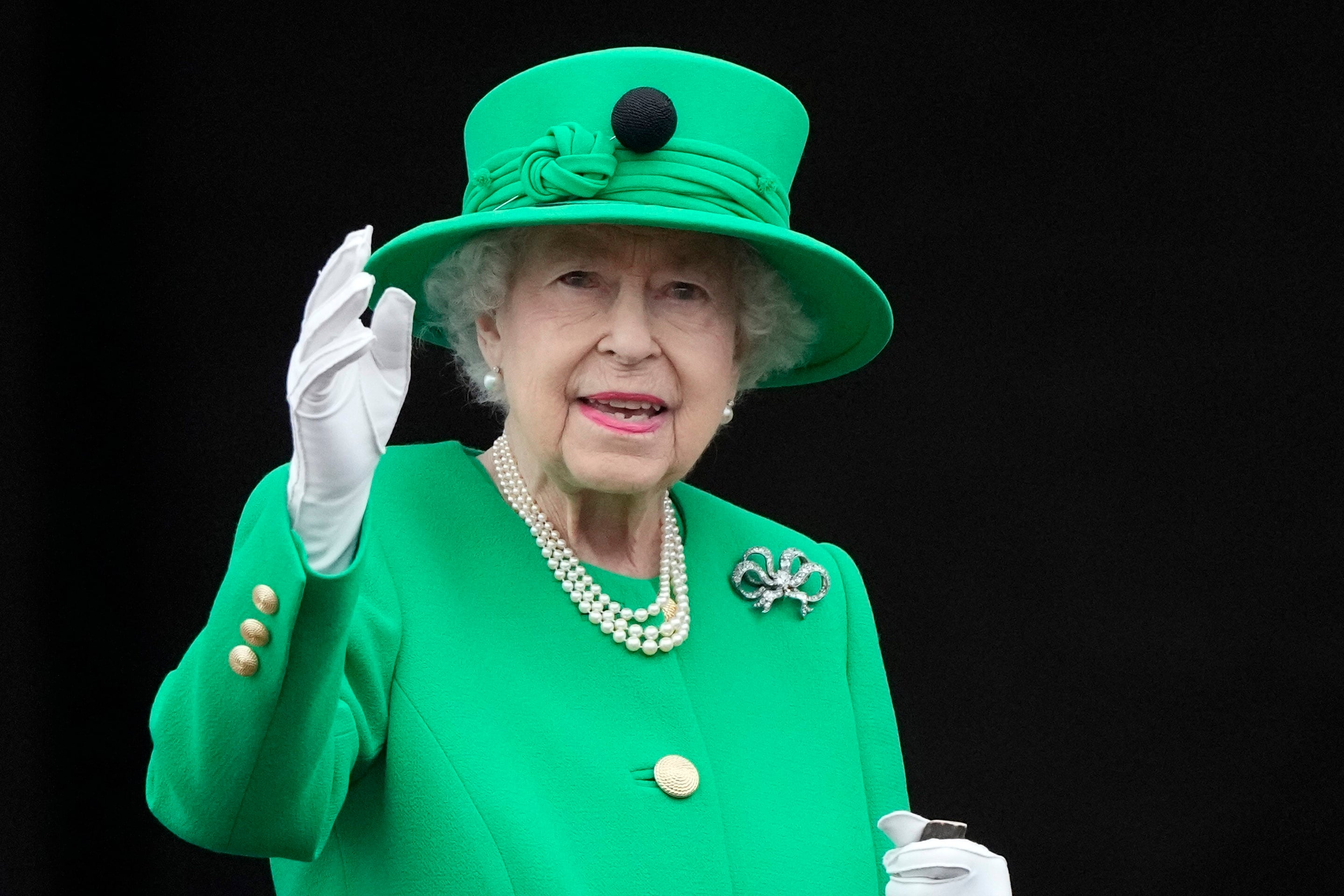La reina Isabel II saluda a la multitud durante el desfile por su Jubileo de Platino en el Palacio de Buckingham en Londres el 5 de junio de 2022, en el último de cuatro días de celebraciones del Jubileo de Platino por sus 70 años en el trono