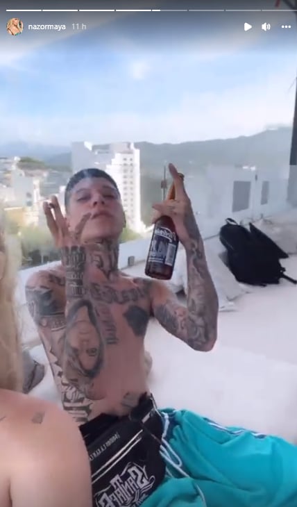 Santa Fe Klan bebiendo en Manzanillo.